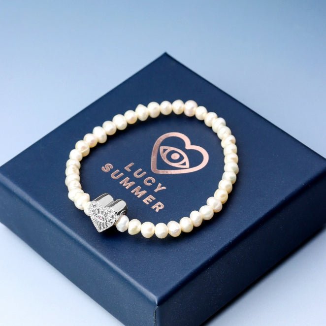 LUCY SUMMER กำไลข้อมือ Pearl ไข่มุกแท้สีขาวงาช้าง เสริมด้วยจี้หัวใจและตัวคั่น Silver 925