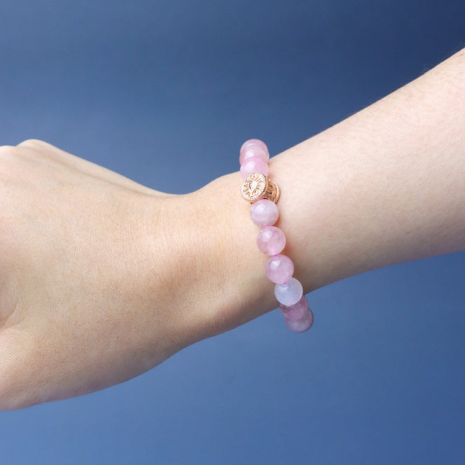 LUCY SUMMER กำไลหินแท้ Rose Quartz Madagascar และ Moonstone ขนาดหิน 8 มม พร้อมจี้เงินแท้