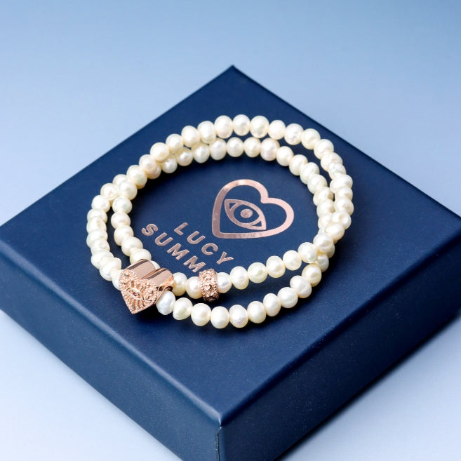 LUCY SUMMER กำไลข้อมือ Pearl ไข่มุกแท้สีขาวงาช้าง เสริมด้วยจี้หัวใจและตัวคั่น Silver 925