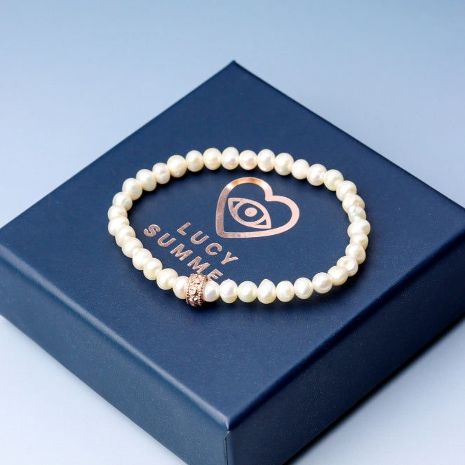 LUCY SUMMER กำไลข้อมือ Pearl ไข่มุกแท้สีขาวงาช้าง เสริมด้วยจี้หัวใจและตัวคั่น Silver 925