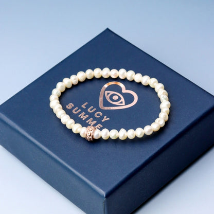 LUCY SUMMER กำไลข้อมือ Pearl ไข่มุกแท้สีขาวงาช้าง เสริมด้วยจี้หัวใจและตัวคั่น Silver 925