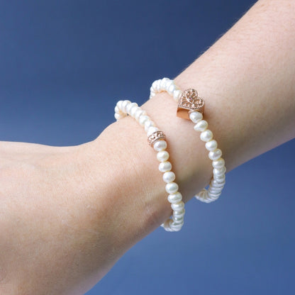 LUCY SUMMER กำไลข้อมือ Pearl ไข่มุกแท้สีขาวงาช้าง เสริมด้วยจี้หัวใจและตัวคั่น Silver 925