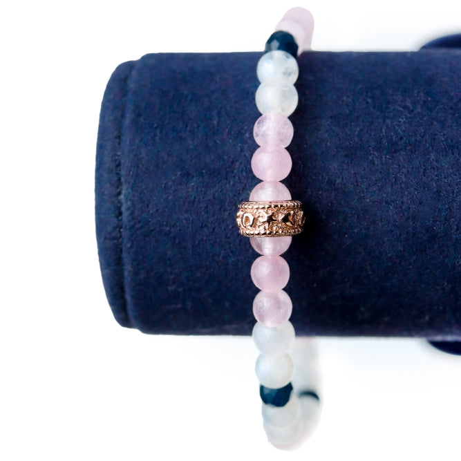 LUCY SUMMER กำไลข้อมือหินแท้ Rose Quartz, Moonstone, Blue Sapphire ขนาด 4 mm +จี้ตัวคั่น Spacer