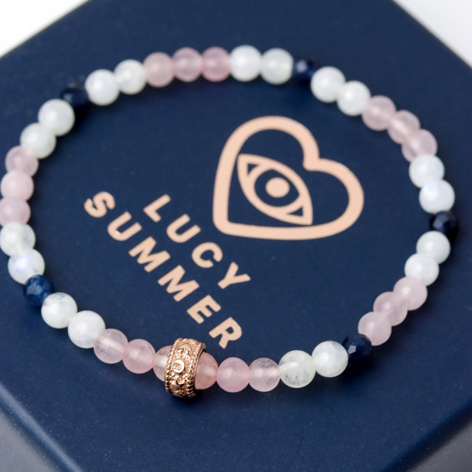 LUCY SUMMER กำไลข้อมือหินแท้ Rose Quartz, Moonstone, Blue Sapphire ขนาด 4 mm +จี้ตัวคั่น Spacer