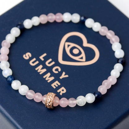 LUCY SUMMER กำไลข้อมือหินแท้ Rose Quartz, Moonstone, Blue Sapphire ขนาด 4 mm +จี้ตัวคั่น Spacer