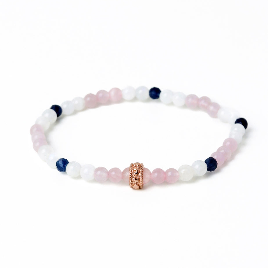 LUCY SUMMER กำไลข้อมือหินแท้ Rose Quartz, Moonstone, Blue Sapphire ขนาด 4 mm +จี้ตัวคั่น Spacer