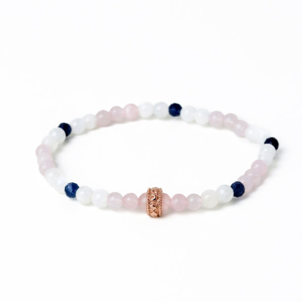LUCY SUMMER กำไลข้อมือหินแท้ Rose Quartz, Moonstone, Blue Sapphire ขนาด 4 mm +จี้ตัวคั่น Spacer