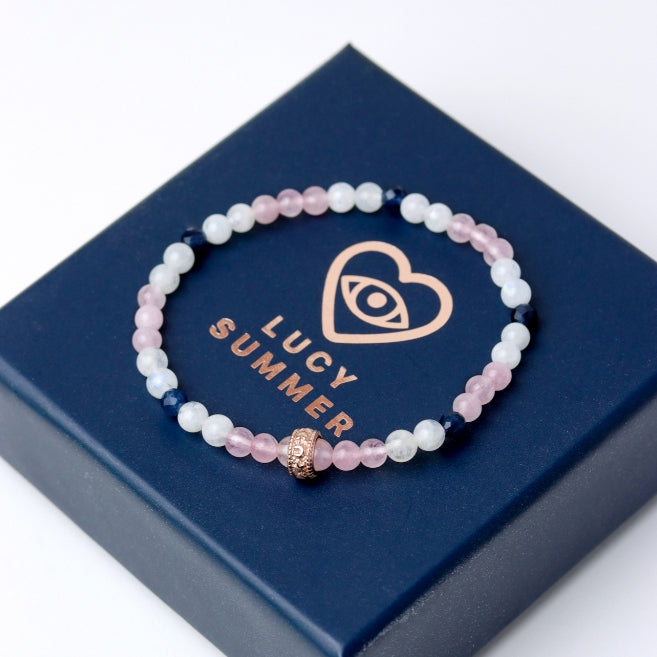 LUCY SUMMER กำไลข้อมือหินแท้ Rose Quartz, Moonstone, Blue Sapphire ขนาด 4 mm +จี้ตัวคั่น Spacer