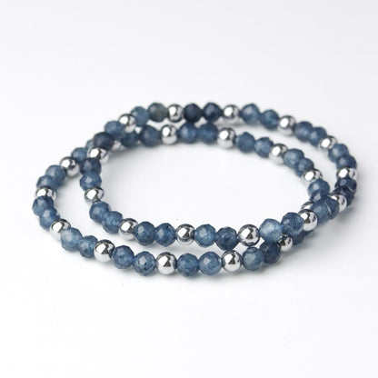 LUCY SUMMER กำไลข้อมือหินแท้ ไพลิน Blue Sapphire คั่นด้วย Silver Hematite ขนาด 4 mm