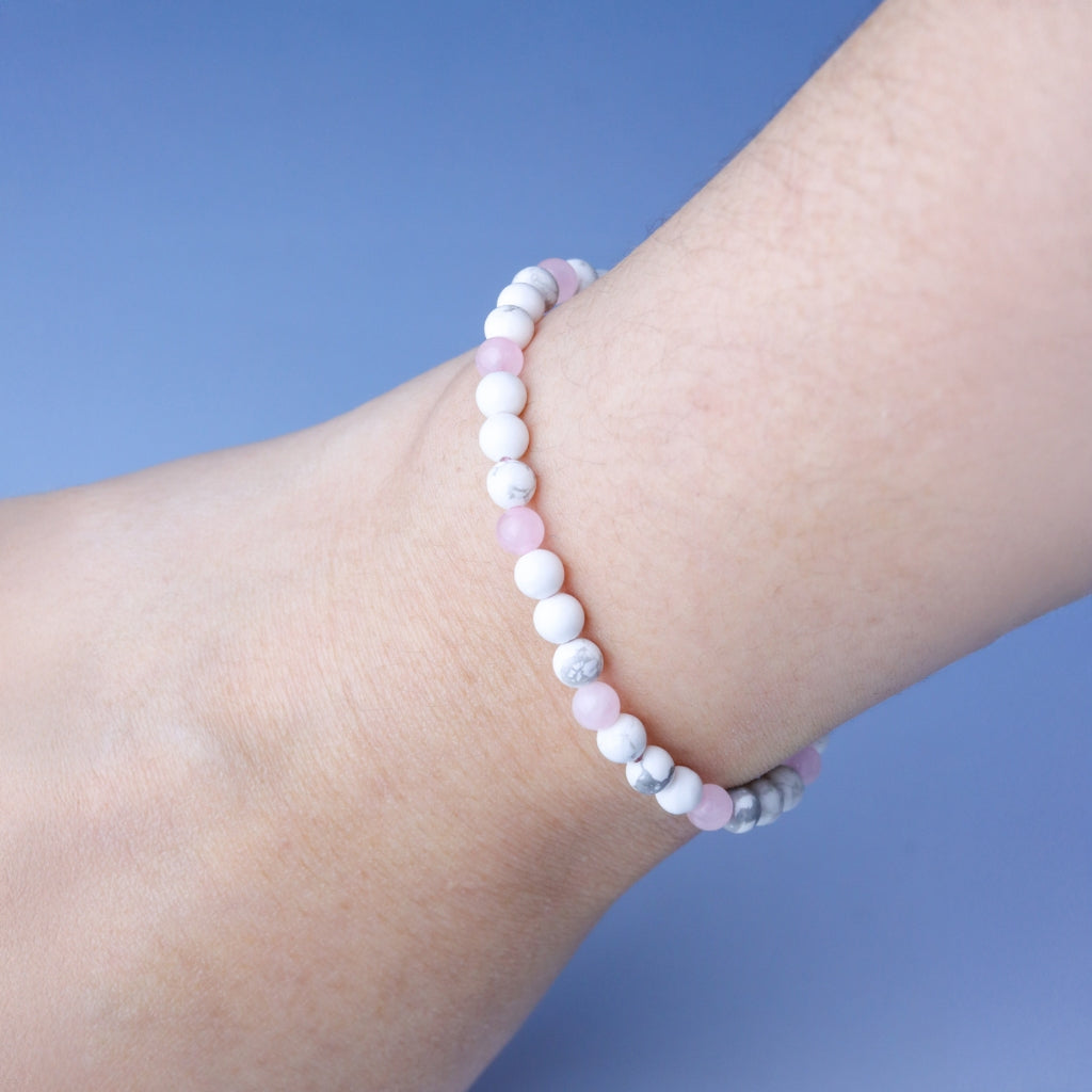 LUCY SUMMER กำไลข้อมือหินแท้ Rose Quartz + Howlite ขนาด 4 มม.