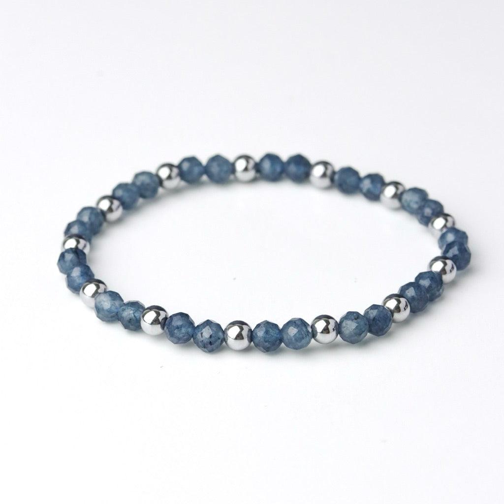 LUCY SUMMER กำไลข้อมือหินแท้ ไพลิน Blue Sapphire คั่นด้วย Silver Hematite ขนาด 4 mm