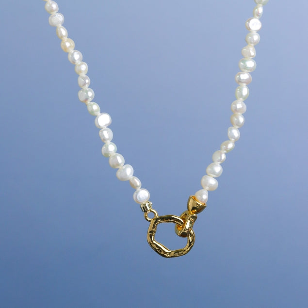 LUCYSUMMER Ivory Pearl Necklace สร้อยคอไข่มุก รูปทรงธรรมชาติ พร้อมจี้สีทองฝังเพชร CZ