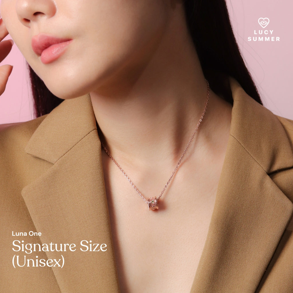 LUCY SUMMER สร้อยคอพร้อมจี้วงล้อ พลอยแท้ รุ่น LUNA ONE Necklace - Signature Size (Unisex) ตัวเรือนเงินแท้ พลอยแท้