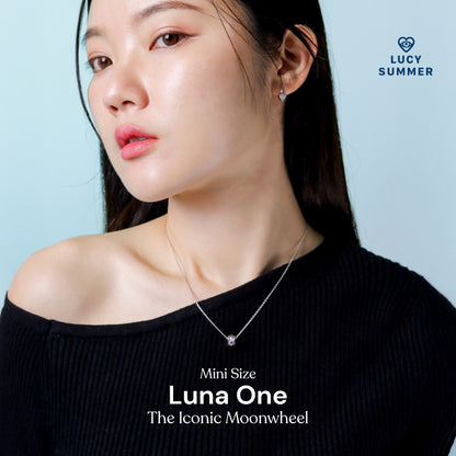 LUCY SUMMER สร้อยคอพร้อมจี้วงล้อ พลอยแท้ รุ่น LUNA ONE Necklace - Mini Size ตัวเรือนเงินแท้ พลอยแท้