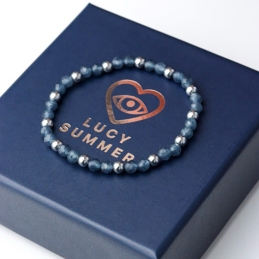LUCY SUMMER กำไลข้อมือหินแท้ ไพลิน Blue Sapphire คั่นด้วย Silver Hematite ขนาด 4 mm
