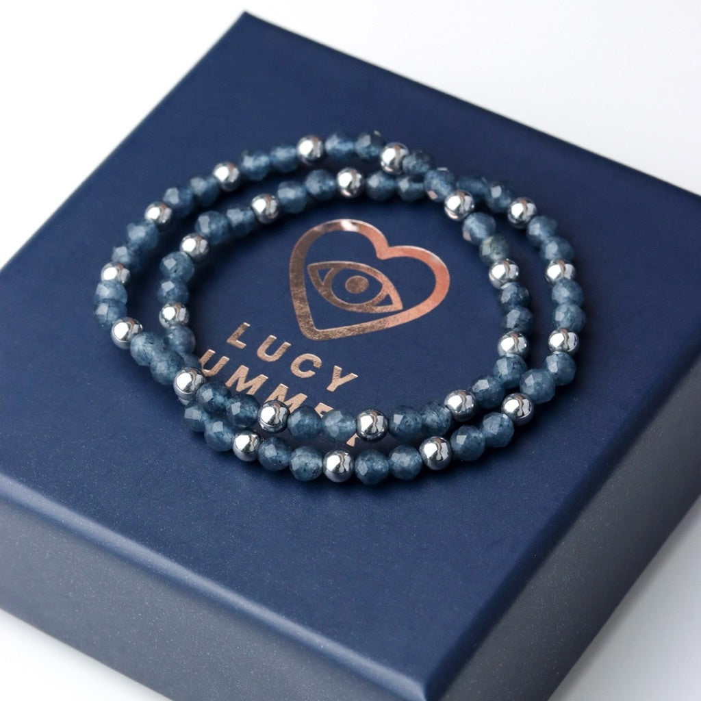 LUCY SUMMER กำไลข้อมือหินแท้ ไพลิน Blue Sapphire คั่นด้วย Silver Hematite ขนาด 4 mm