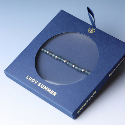 LUCY SUMMER กำไลข้อมือหินแท้ ไพลิน Blue Sapphire คั่นด้วย Silver Hematite ขนาด 4 mm